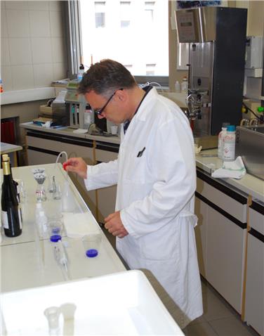 Un tecnico analizza gli zuccheri riduttori nel vino in uno dei laboratori accreditati dell'Agenzia per l'ambiente (Foto USP/A.Ferrari)