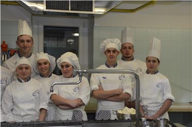 Ragazzi della scuola Ritz durante una delle scorse "Scuole del gusto" Foto Usp