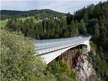 Il ponte ad Avigna ha catalizzato l’attenzione di una delegazione di tecnici del dipartimento costruzione di ponti del Land del Salisburgo, in visita in Alto Adige (Foto: USP)