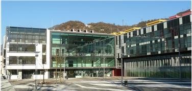 Approvato dalla Giunta il piano del fabbisogno formativo 2020-2022 per il settore sociale. Nella foto la sede della Scuola per le professioni sociali "Levinas" di Bolzano - Foto: USP