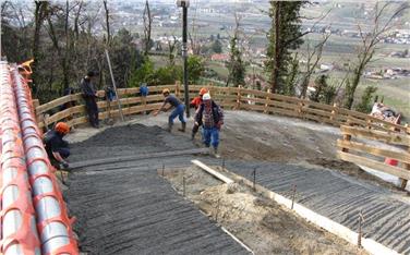 Non senza difficoltà gli operai hanno realizzato la strada d'accesso al bacino di contenimento sul Rio di Mut a Quarazze. Foto: USP/Ufficio bacini montani ovest