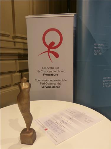 La statuetta dell'artista Sieglinde Tatz Borgogno consegnata questa mattina a Teresa Prugger, vincitrice del concorso Fair Image Award Foto: USP/Nicole Abler