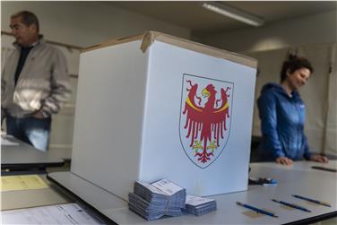 Lo scrutinio per le elezioni provinciali 2018 si é concluso all´alba. Foto: USP/Ivo Corrá