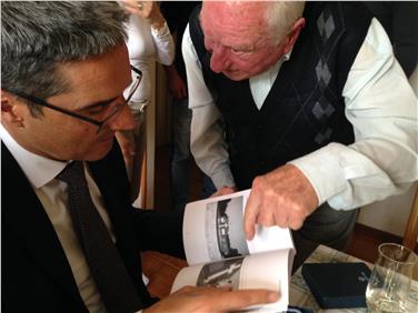 L'ex militare Bruno Bertoldi mostra al presidente Kompatscher un libro sulla sua vita. Foto: USP