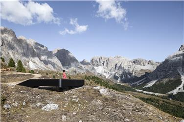 Sorge a quota 2.200 metri nei pressi della stazione a monte dell’impianto di risalita Col Raiser il nuovo balcone panoramico Dolomiti Unesco Mastlé–S. Cristina val Gardena - Foto: USP/Oliver Jaist