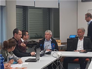 Schuler e Pollinger durante la riunione in cui è stato innalzato lo stato di protezione civile in Alto Adige (Foto USP)