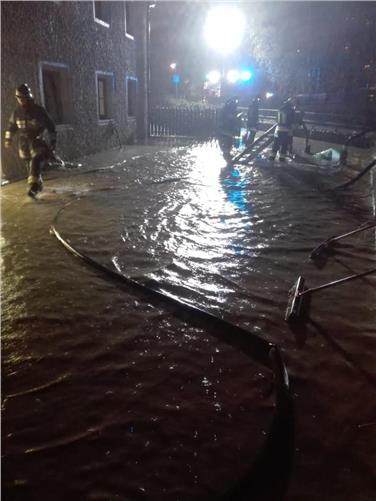La Drava è esondata a San Candido, in Val Pusteria (Foto vigili del fuoco volontari Prato alla Drava)