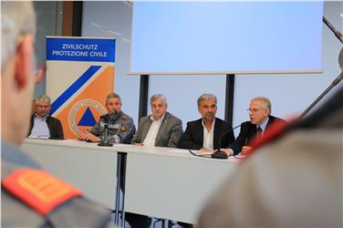 Conferenza stampa nella sede della Protezione civile; da destra il Commissario del governo Cusumano, gli assessori Schuler e Mussner, e il presidente dei vigili volontari Gapp, e il capo della protezione civile Pollinger. Foto: Usp/Maja Clara