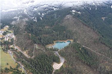 Danni enormi: il bosco del Latemar con il lago di Carezza dopo la tempesta di vento e pioggia dei giorni scorsi. Foto: LUCA ED30 - ripresa aerea (Agenzia per la Protezione civile) - volo di ricognizione della Ripartizione Foreste