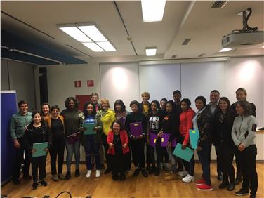 Foto di gruppo al termine della cerimonia di consegna degli attestati di partecipazione al corso "Donne: ancora tanto da fare" organizzato dall'Associazione Donne Nissà - Foto: USP/Astrid Pichler