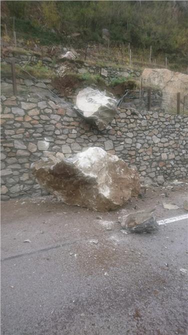 40 kg. di esplosivo per far brillare 150 metri cubi di roccia che minacciavano la strada della Venosta (Foto USP)