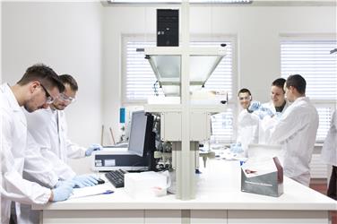 Ricercatori al lavoro all'interno di un laboratorio dell'università. Foto: USP