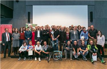 Foto di gruppo dei premiati del cicloconcorso "L’Alto Adige pedala", aperto a quanti usano la bicicletta per gli spostamenti quotidiani – Foto: STA/Daniele Torchia