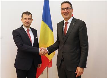 L'ambasciatore di Romania Bologan (sx) e il presidente Kompatscher (dx). Foto: USP/mgp