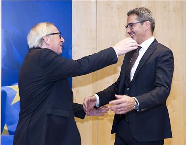 Una piccola Europa nell'Europa: l'abbraccio tra l'Alto Adige e la UE, ovvero tra Kompatscher e Juncker (Foto USP/Horst Wagner)