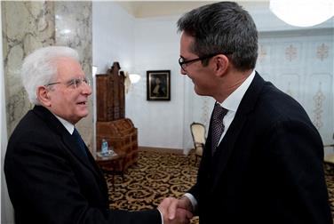 Autonomia da sviluppare: la stretta di mano fra Mattarella e Kompatscher (Foto Presidenza della Repubblica)