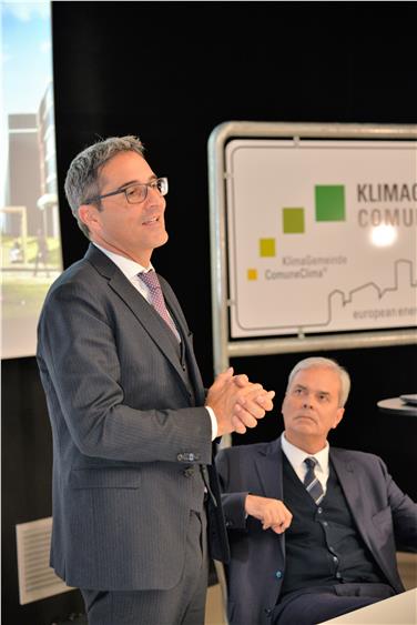 Arno Kompatscher e, sullo sfondo, il presidente dell'UPI, Achille Variati (Foto Agenzia CasaClima)