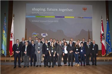 Foto di gruppo per i rappresentanti delle 48 regioni che danno vita ad Eusalp Foto Tirol