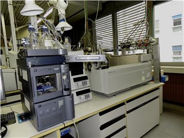 Con le moderne tecniche d'analisi i macchinari del Laboratorio analisi alimenti possono individuare la presenza di sostanze nocive anche con valori prossimi allo zero. Foto: USP/Appa