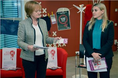 In un incontro con la stampa illustrati i dati aggiornati sul fenomeno della violenza sulle donne e le iniziative adottate per sensibilizzare su questo problema sociale. Nella Foto l'assessora Stocker e la presidente Oberhammer Foto: USP/Anne Savio