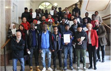 Foto di gruppo con l'assessora Stocker al termine della cerimonia conclusiva del progetto pilota per l'accertamento delle competenze professionali dei richiedenti asilo Foto: USP/fg