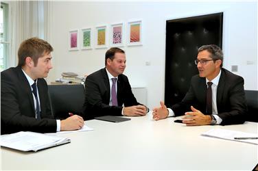 Visita ufficiale dal presidente Kompatscher (dx): il presidente di Economia Alto Adige Mussak (al centro) con il direttore Mair (sx). Foto: USP/Roman Clara