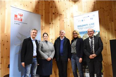 Foto di gruppo per la conclusione del progetto Interreg Italia-Austria in tema di protezione civile: al centro Rudolf Pollinger (Foto USP)