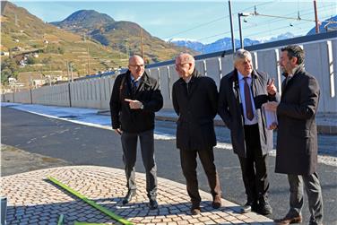 Hanno preso visione dei lavori avanzati della nuova autostazione di Bolzano: Günther Burger, Valentino Pagani, l'assessore Florian Mussner e Joachim Dejaco (Foto: USP/Angelika Schrott)