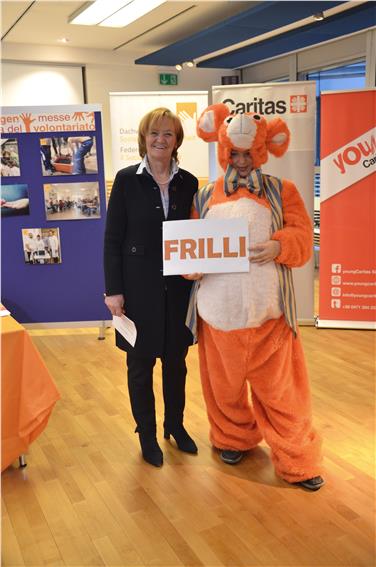 L'assessora Stocker con la mascotte Frilli (Foto USP/Anne Savio)