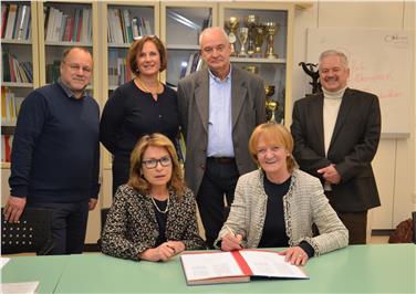 Sottoscritto il patto per la qualità dell’assistenza tra Provincia e pediatri. Nella foto da sin.:Gerhard Hölzl, Rosalba Leuzzi, Landesrätin Martha Stocker, Manuela Pedevilla, Alfred König, Paolo Conci Foto: USP/Anne Savio