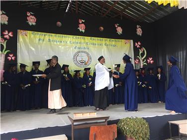 Cerimonia di consegna dei diplomi presso la scuola etiope dove presteranno servizio i due insegnanti altoatesini (Foto Medici dell'Alto Adige per il mondo)