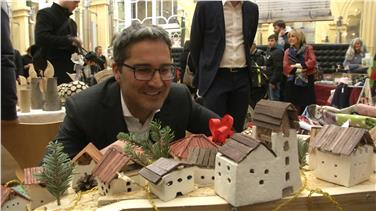 Il presidente della Provincia, Arno Kompatscher in visita al mercatino natalizio del sociale che si è svolto martedì 11 dicembre a Palazzo Widmann e nel Palazzo 2. Vi hanno preso parte numerose associazioni e Servizi provinciali Foto: USP/Gnews