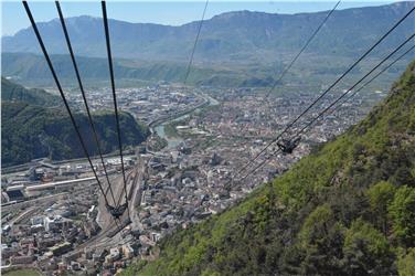 La zona della stazione ferroviaria di Bolzano vista dall'alto: in futuro sarà "rivoluzionata" con la realizzazione del Waltherpark