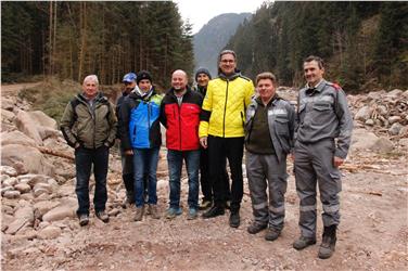 Il presidente Kompatscher insieme ai sindaci di Anterivo Gustav Mattivi e di Molina di Fiemme Marco Larger, insieme al team che sta svolgendo i lavori. Foto: USP/sf