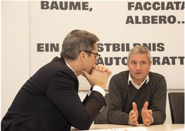 Il presidente Kompatscher (sx) ha incontrato il presidente dell'Associazione dei vigili del fuoco volontari dell'Alto Adige Wolfram Gapp (dx). Foto: USP/bf