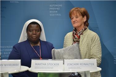 L'assessora Martha Stocker con suor Rosemary Nyirumbe nel corso della presentazione della campgna a Bolzano nell'ottobre del 2017 Foto: USP