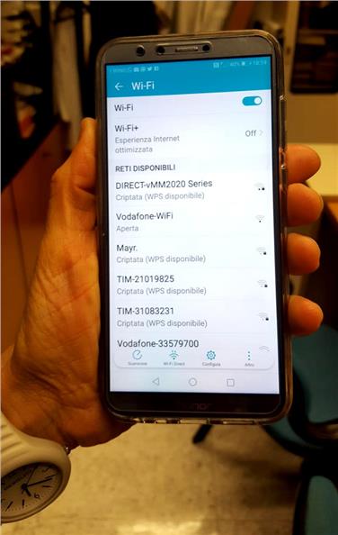 Vedere sul prorio cellulare le reti Wi-Fi dei vicini di casa, non significa essere esposti a campi elettromagnetici elevati (Foto: Agenzia ambiente e tutela clima)
