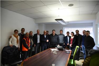 La consegna dei lavori: (al centro, da destra) Christian Daniele, presidente della E.MA.PRI.CE, il direttore di Dipartimento Valentino Pagani, il sindaco Gustav Erich Tappeiner e Anton Mair della Passeirerbau. Foto: USP/E.MA.PRI.CE