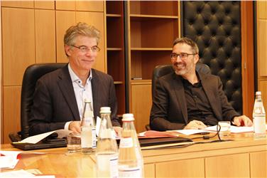 Arno Kompatscher e il vicepresidente del Comitato di gestione del fondo speciale per il volontariato, Konrad Bergmeister (Foto USP/mb)