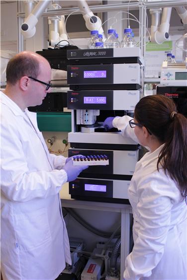 Due ricercatori al lavoro in un laboratorio del NOI Techpark.