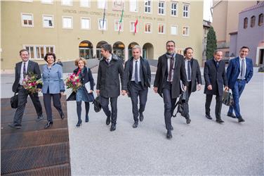 Il presidente Kompatscher e la Giunta neoeletta in Consiglio provinciale raggiunge Palazzo Widmann per la prima comparsa ufficiale. Foto: Oskar Verant