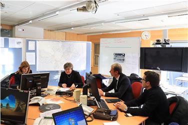 Valutata la situazione (da sin.): la comandante della Polizia stradale, Mongiorgi, la Vice commissa del Governo, De Carlini, il direttore di dipartimento, Unterweger, vice direttore dell'Agenzia per la Protezione civile, Walcher Foto: USP/Maja Clara