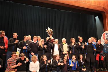 Il team dell'Alto Adige ha vinto il titolo. Schuler con la coppa. Foto: USP/Maja Clara