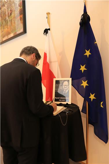 No all'odio e all'odio in rete, il presidente Kompatscher firma il libro delle condoglianze per Adamowicz (Foto USP/mb)