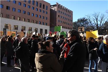 Il presidente Kompatscher a margine della manifestazione degli studenti (Foto USP/mb)
