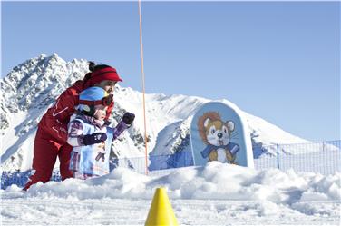 Un'insegnante di sci con una piccola allieva. Foto: Alex Filz