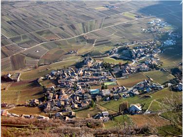 L'impianto di trattamento termico di rifiuti a Cortaccia sulla Strada del Vino non verrà realizzato. Il paese visto dall'alto (Foto: USP)
