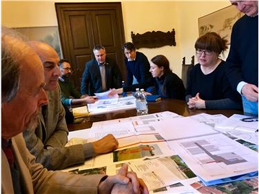 Il gruppo di lavoro studia le carte per la realizzazione del luogo commemorativo di Andreas Hofer a Mantova (Foto USP/Euregio)