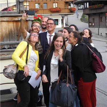 Un selfie dei partecipanti all'ultima edizione con il presidente Kompatscher (Foto Euregio)