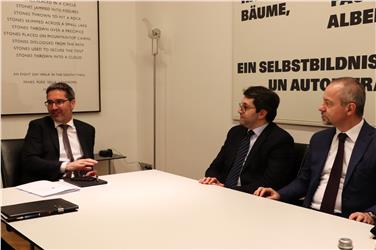 Il presidente Kompatscher a colloquio con la delegazione di AgCom in visita in Alto Adige (Foto USP/mb)